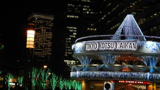 街路樹が緑のイルミネーションに