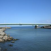 新湊の西漁港と東漁港を結ぶ橋