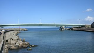 新湊の西漁港と東漁港を結ぶ橋