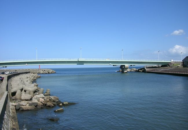 新湊の西漁港と東漁港を結ぶ橋