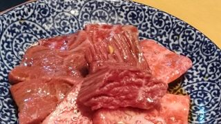 インパクトのあるブツ切り焼肉