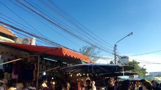 市場の外の店が安い！