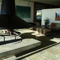 ロビーには素敵な暖炉があります