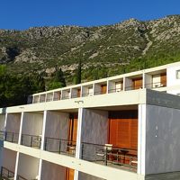 傾斜地に階段状に建てられている