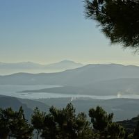 遠くコリントスの海が見える