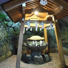 大神神社拝殿横の霊泉
