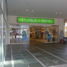 ショッピングゾーン入り口付近