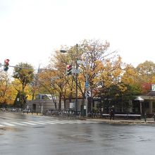 交差点を見回すと、「条、丁目」が角によって異なる