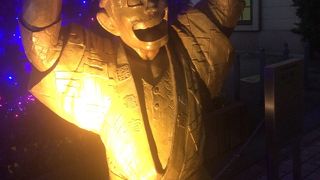 ポーズをとった銅像