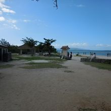 ビーチの入り口
