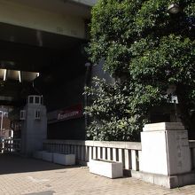 親柱中柱欄干も立派です