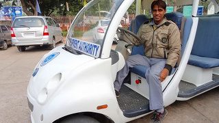 こぎれいなリクシャが走っています。