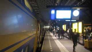 黄色い機械でチェックイン