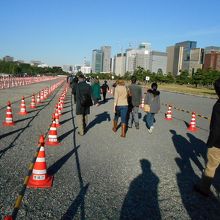 入場門たる「坂下門」まで、かなり歩きます