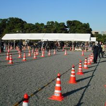 手前のテントが荷物検査、後ろのテントはボディーチェックです