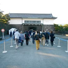 さあ、「坂下門」から入場です