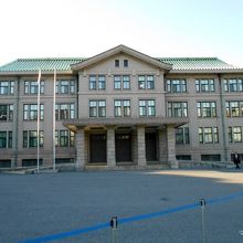 その右手には「宮内庁庁舎」