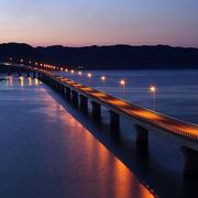 夕日が沈む日本海に架かった角島大橋は日本一だと思いました