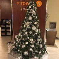 タワー3のエレベーターフロア近くのクリスマスツリー