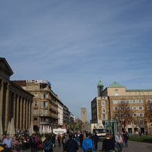 中央駅へ続くこの道はショピングエリア