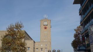 駅からすぐ近く、駅を背にして左側の道です