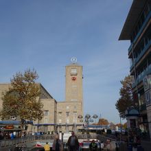 駅の時計台の上にはスリーポインテッドスターがクルクルまわって