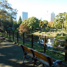 「日比谷見附跡」の上から、かつての濠「心字池」を望みます