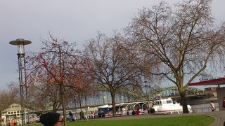 ケルン大聖堂近くのライン川沿いの広場