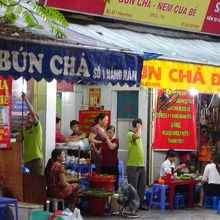 黄色いテントの店がダッキム隣に同じブンチャーの店がある