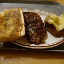 パンがど〜ん、骨つきステーキど〜ん、ポテトど〜ん