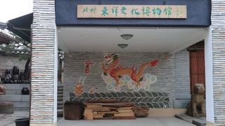 カフェの窓から北村のパノラマビュー