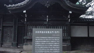 格式のある門です