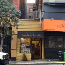 ビルの合間に建つ鰻の寝床のような店