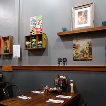 壁に飾られた小物がクラッシックで可愛い