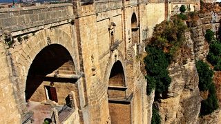 崖上の新市街地、旧市街地が一望できるビューポイント