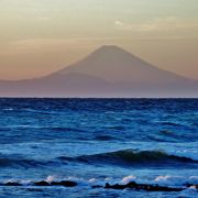 夏は海水浴　四季を通してサーフィンで賑わう海水浴場　晴れていれば富士山が見える