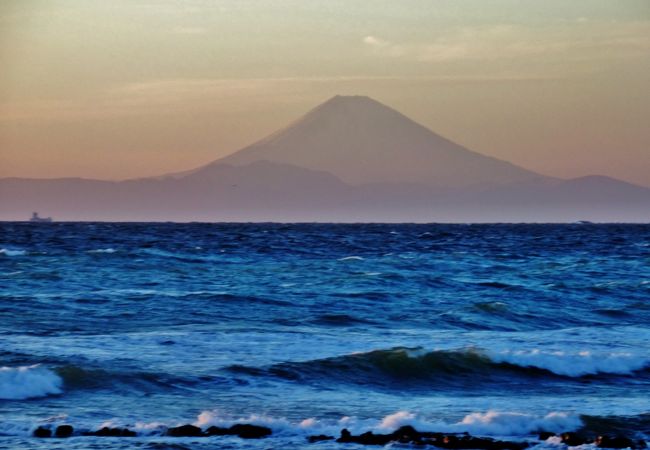 夏は海水浴　四季を通してサーフィンで賑わう海水浴場　晴れていれば富士山が見える