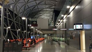 国際空港なので、多くの国からの飛行機でごったがえしています。開放的な空間となっていて、圧倒されます。