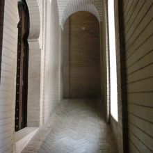 この位の坂を上がっていきます