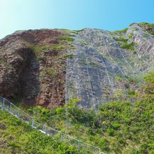 大きな岩に上ることができます