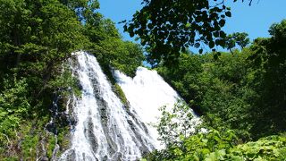 水しぶきで滝付近は濡れています