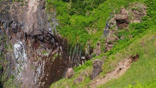 断崖絶壁から眺める水量の少ない滝