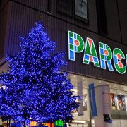 パルコの正面にクリスマスツリーのイルミネーション