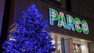 パルコの正面にクリスマスツリーのイルミネーション