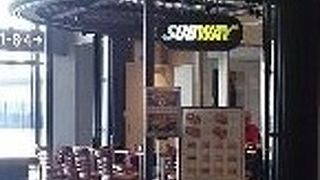 空港内のサブウェイ