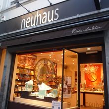 小便小僧の向かいにあります