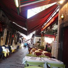 狭い通りにテーブルが出ている