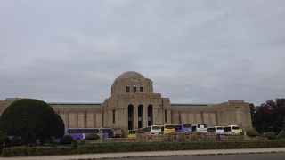 重厚感のある建物と広い空が画になります