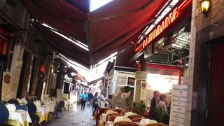 通りが狭くて客引きもあります