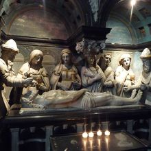 キリストの死を嘆く人々の彫刻